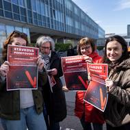 Stávkovou pohotovost dopoledne vyhlásili i pracovníci Českého rozhlasu (ČRo).