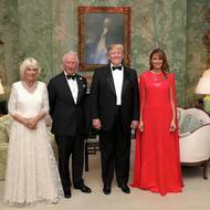 Trump toto nadšení po matce podědil. Politoložka Josephine Harmonová z University College London před časem v rozhovoru pro Seznam Zprávy říká, že prezidenta monarchie oslovuje zejména díky královské okázalosti a obřadnosti: „Trump je někdo, kdo si velmi dobře uvědomuje, jak věci vypadají navenek. Politickou komunikaci pojímá z televizního hlediska. A královská rodina, pokud jde o pompéznost, funguje podobně,“ poznamenala. (Princ Charles s manželkou Camillou a Trumpovi ve Winfield House, 4. června 2019.)