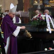 Zádušní mši svatou za něj toto úterý sloužil emeritní biskup litoměřické diecéze Jan Baxant. „I moje maminka byla na invalidním vozíku, tak vím, co to je,“ řekl Baxant. 