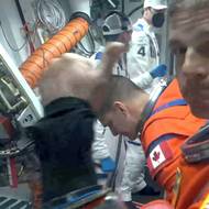 Každý astronaut si na misi směl vzít osobní předmět. Wiseman zvolil poznámkový blok, aby si mohl zapisovat své myšlenky. Kochová má ručně psané poznámky od svých blízkých, aby měla stále vazbu k Zemi. Hansen veze čtyři přívěsky ve tvaru Měsíce s vyrytým nápisem „Měsíc a zpět“ a osazenými kameny s daty narození své manželky a dětí, jediný Kanaďan si bere také javorový sirup a javorové sušenky. Glover řekl, že si bere bibli, své svatební prsteny, rodinné dědictví a sbírku inspiračních citátů astronauta z mise Apollo 9 Rustyho Schweickarta.

(Znamení kapitána posádky Reida Wisemana před nástupem do lodi Orion, 1. dubna).