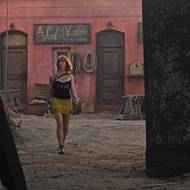 Emily Rudd v roli Nami.