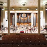 Interiér filharmonie v Domě umění.