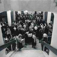 Dům umění v době koncertu – pohled ze schodiště do přízemí. 