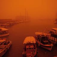 Nebe se zbarvilo do ztemnělé oranžovo-červené barvy a připomínalo scenérie Marsu.