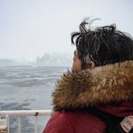 Lodě v těchto zeměpisných šířkách obvykle obnovují plavbu až koncem dubna, kdy je pobřeží již bez ledových ker. Letos ale díky neobvykle teplému lednu dorazila loď do Ilulissatu mnohem dříve než obvykle. 