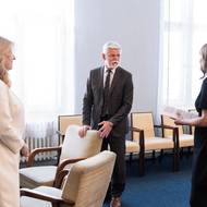 Zuzana Čaputová v diskuzi upozornila na rostoucí polarizaci společnosti, kterou označila za jednu z největších hrozeb pro demokracii. Slovensko je podle ní druhou nejpolarizovanější zemí v Evropě, hned po Maďarsku. „Je to něco, co nás činí zranitelnějšími a demobilizuje nás zejména v době krizí,“ uvedla s tím, že přesto většina Slováků stále podporuje prozápadní směřování země.