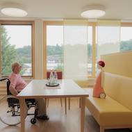 Další oceněnou je Paula Hornickel. Porotu zaujal její snímek z domova seniorů, kde nedostatek personálu řeší robotická společnice Emma. Studie z roku 2023 zjistila, že jeden z pěti lidí ve věku 80 let a více říká, že je „velmi osamělý“. To vedlo k testování společenských robotů, jakým je Emma, které vyvinul mnichovský startup.

(Waltraud si povídá s Emmou, která rozpoznává tváře a pamatuje si předchozí rozhovory. Navzdory počátečnímu skepticismu se Waltraud s Emmou postupem času sblížila, byť zdůraznila, že lidský kontakt je vždy lepší. Vyfoceno 3. července 2025 v německém Albershausenu.)