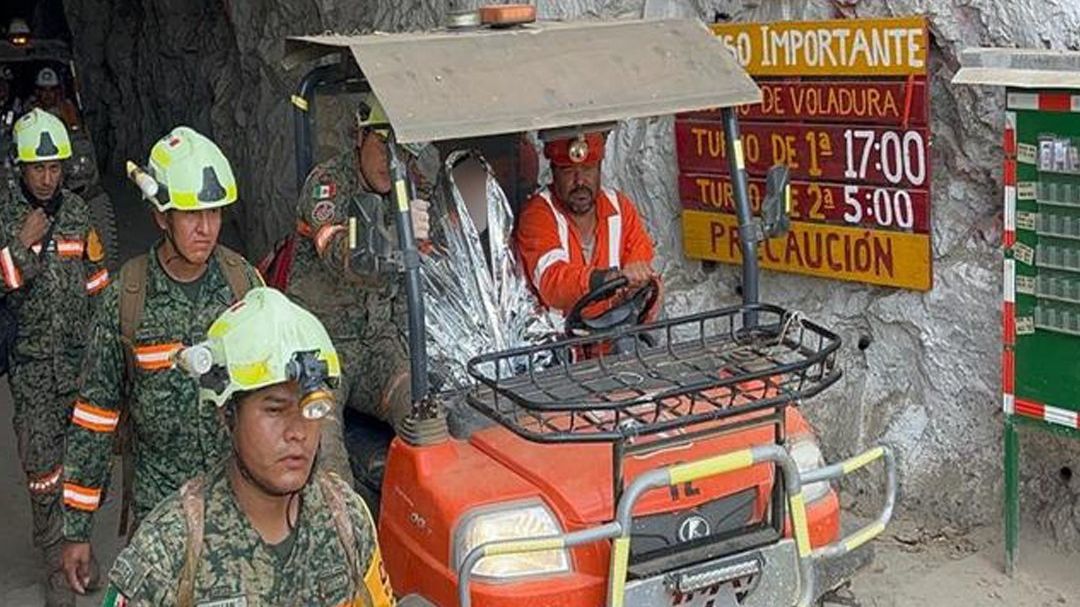 Video: Mexičtí záchranáři po dvou týdnech vysvobodili horníka uvázlého v dolu