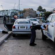 Oceněným v kategorii Samostatná fotografie se stala Edwina Picklesová (The Sydney Morning Herald), která zachytila následky teroristického útoku na pláži Bondi Beach, kde během oslavy chanuky dva muži motivovaní ideologií ISIS zavraždili 15 lidí. Premiér Anthony Albanese označil masovou střelbu za antisemitský útok a nejkrvavější teroristický incident v historii Austrálie. (Policista se sklání nad těly Borise a Sofie Gurmanových, kteří se snažili jednoho ze střelců odzbrojit. Sydney, 14. prosince 2025.)