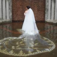 Oceněným v kategorii Příběh se stal Aaron Favila (Associated Press) za snímky svatby během povodně. (Jamaica Aguilarová se připravuje na vstup do zaplaveného kostela Barasoain, kde se bude konat její svatba. Kostel se nachází v oblasti, kde je téměř 75 % obyvatelstva vystaveno riziku povodní. Malolos, provincie Bulacan, Filipíny, 22. července 2025.)