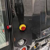 Nouzové tlačítko, kterým se dá rolba okamžitě vypnout. 