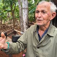 Juan celý život pracoval v zemědělství a věřil kubánské revoluci. Jeho penze dnes ale dosahuje v přepočtu pouhých 70 korun. Půl kila rýže přitom vychází na zhruba 15 korun.