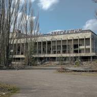 Šlo převážně o technické inženýry a jaderné vědce pro novou elektrárnu, kteří sem přišli kvůli vyšším platům a rychlejší možnosti získat vlastní byt i auto, než bylo tehdy obvyklé. (Palác kultury v Pripjati, 26. března 2026.)