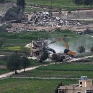 Útoky zasáhly zejména jižní regiony. Boje se v noci na středu odehrály ve městě Chijám východně od hraničního pásu. Střety pokračovaly i v oblasti Bint Džbajl.  (Izraelské bagry bourají budovy v libanonské vesnici Mais al-Jabal, 15. dubna 2026.)