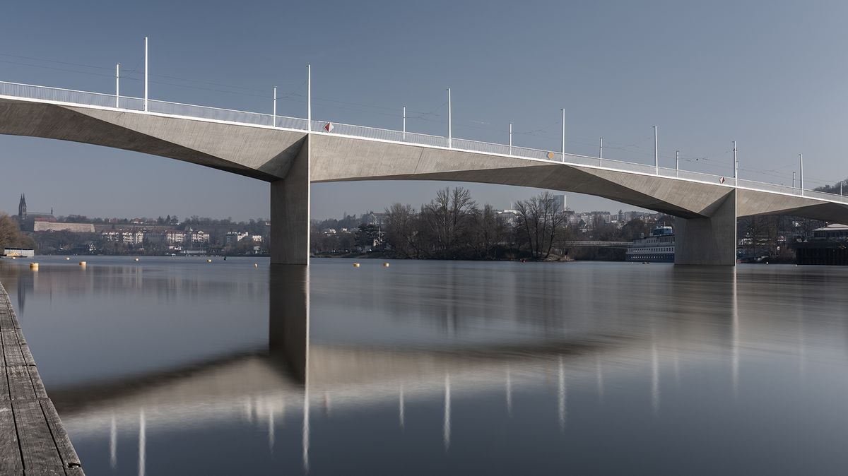 Dvorecký most se otevírá. Že na něj auta nemůžou, je dobře, říká novinář
