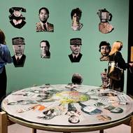 Podle kurátorky Christelle Havranek se Kentridge věnuje koloniálním dějinám, nuceným migracím i selhání utopií.