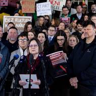 „Vládní návrh na změnu zákona o České televizi a Českém rozhlasu a zejména poslanecký návrh na odpuštění koncesionářských poplatků vybraným skupinám už letos povede k rozkolísání rozpočtu obou institucí a hromadnému propouštění zaměstnanců. Obě média nebudou schopna naplňovat svou veřejnou službu, což může vést k jejich zániku. Z uvedených důvodů nezávislá odborová organizace ČT ve spolupráci s iniciativou Veřejnoprávně vyhlašuje dnes v 11:55 časově neomezenou stávkovou pohotovost,“ uvedla místopředsedkyně odborů ČT Zuzana Bančanská.