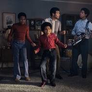 Jackson 5 v mládí. Zleva Judah Edwards, Jaylen Lyndon Hunter, Juliano Valdi v roli malého Michaela Jacksona, Nathaniel Logan McIntyre a Jayden Harville.
