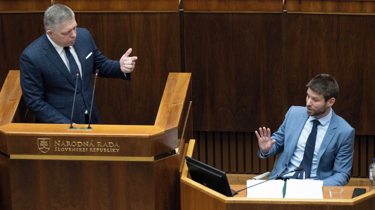 Fico až do roku 2031? Nahrávají mu opoziční půtky i účty Šimečkovy matky