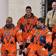 Posádka mise Artemis II cestou na odpalovací rampu 39B v Kennedyho vesmírném středisku na floridském mysu Canaveral. Jde o astronauty americké NASA Reida Wisemana, Victora Glovera a Christinu Kochovou a astronauta kanadské agentury CSA Jeremyho Hansena.