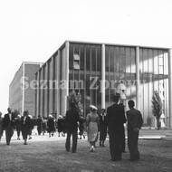 Svátek práce 1. května 1938 – spolupracovníci se svými hosty zaplnili okolí závodů, čilý ruch před památníkem.