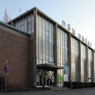 Dům umění již s cihlovými přístavbami. 