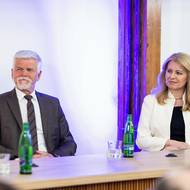Výrazné téma debaty byly širší vztahy mezi prezidentem a vládou. Prezident uvedl, že obě strany konfliktu mají spoustu možností jak si znepříjemňovat život, ale i navzdory sporům chce s kabinetem hledat kompromisy a soustředit se na podstatné otázky. „Nechci, abychom vedli malé války o podružnostech, zatímco nám budou utíkat důležité věci,“ uvedl s tím, že klíčovou roli v koordinaci vlády má premiér.
Zuzana Čaputová mluvila také o zkušenosti se soužitím s politicky odlišnou vládou. Podle ní je klíčové zachovat respekt a společný cíl. „Je velmi důležité, aby i přes rozdílné pohledy dva lidé povýšili to, proč tam jsou. A to je služba veřejnosti,“ řekla.