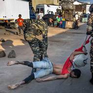 V září 2025 začali studenti po celém Madagaskaru protestovat proti nefunkčním veřejným službám, korupci a ekonomickým těžkostem. Když prezident Andry Rajoelina rozpustil vládu, ale sám odmítl odstoupit, demonstrace se zintenzivnily. (Členové četnické jednotky táhnou těžce zbitého demonstranta. Během  střetů zahynulo nejméně 22 lidí a více než 100 dalších bylo zraněno. 9. října 2025.)