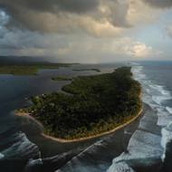 Dalším oceněným v kategorii Příběhy je Matthew Abbott (The New York Times). (Ostrov Fanalei byl stoupající hladinou moře zredukován na úzký pruh písku a korálů. Obyvatelé věří, že osada, která kdysi byla domovem desítek rodin, se v blízké budoucnosti stane neobyvatelnou. Jižní Malaita, Šalamounovy ostrovy, 6. února 2025.)