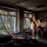 OSN odhaduje, že 85 milionů z celkových 234 milionů dětí školního věku postižených konflikty po celém světě nemá ke vzdělání vůbec žádný přístup. 

(Ukrajinský voják z praporu Ares, 129. brigády územní obrany, hledí z okna mateřské školy na jižní frontě. Doněcká oblast, Ukrajina, 2. srpna 2023.)