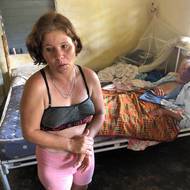 Yusni se stará o svého na lůžko upoutaného otce. Ten trpí velkými bolestmi a svou dceru často žádá o morfium. Ani to ale není k sehnání.