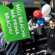 Letos organizátoři průvod rozdělili na desítky menších pochodů, zřejmě kvůli tomu, že loni odpůrci pochod zablokovali.