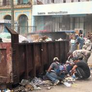 Každý den lze vidět na skládkách desítky lidí. Pátrají po jídle, předmětech, které by mohli využít, nebo sbírají zkažené potraviny pro chovatele prasat.