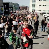 Demonstranti si přinesli grónské vlajky, transparenty s nápisy jako „USA, zastavte to“ a skandovali hesla jako „Ne znamená ne“ nebo „Grónsko patří Gróňanům“. (Nuuk, Grónsko, 21. května).