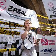 Ministr kultury Oto Klempíř podle šéfa Milionu chvilek Mikuláše Mináře selhal ve své roli a opakovaně poškozuje kulturu. „Proto požadujeme odvolání ministra Klempíře z funkce,“ hlásil organizátor z pódia.