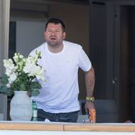 Jaroslav Kříž, jinak také podnikatel, vyráží zjistit, co reportéři chtějí.