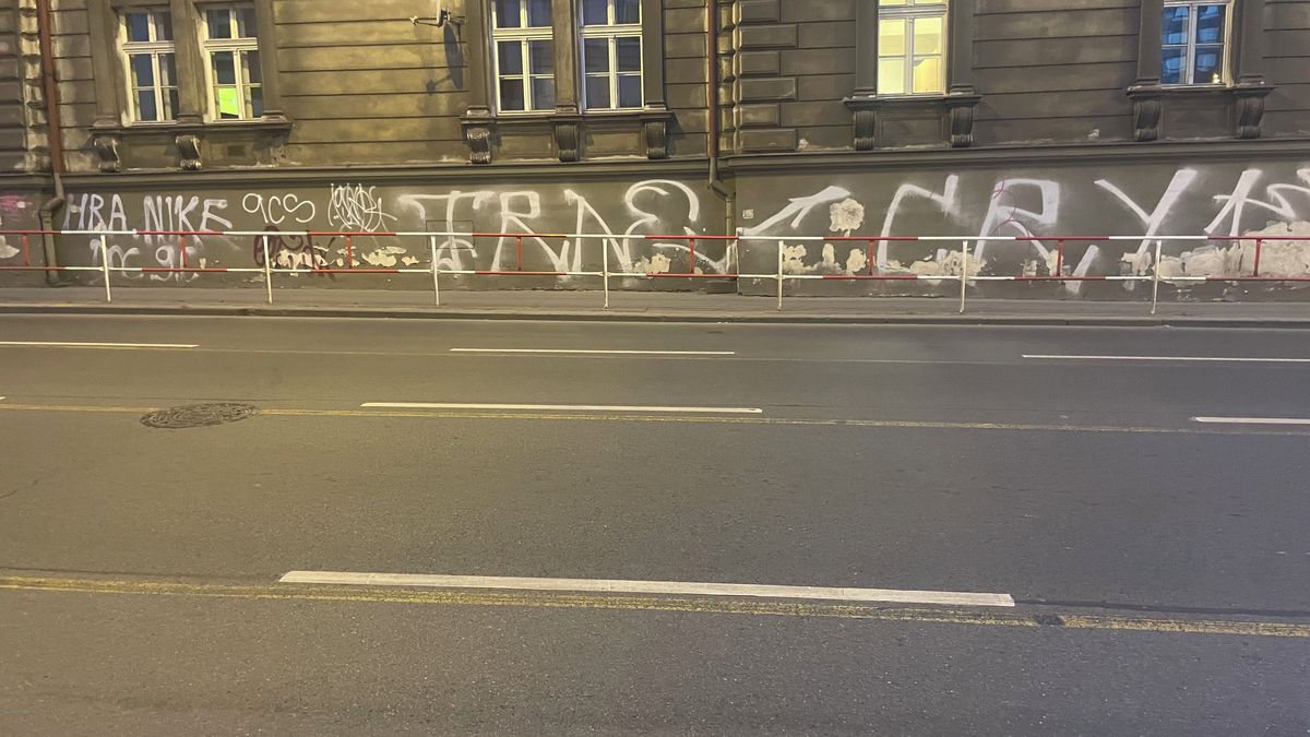 Matoucí plné čáry. V rušné Legerově ulici zůstalo staré dopravní značení