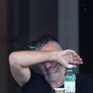 Tomáš Pitr se zakrytým obličejem.