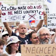 „Veřejnoprávní média jsou naše oči a uši, ne něčí loutky!“ hlásal jeden z transparentů.