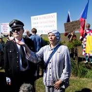 Stejně jako ve čtvrtek a v pátek však přišli také lidé, kteří proti přítomnosti sudetských Němců v Brně protestují. 
