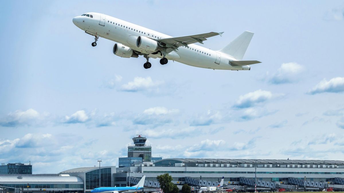 Global Aviation Industry Faces Massive Crisis Amid Bankruptcies and Geopolitical Tensions