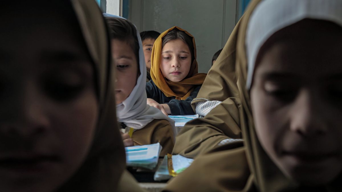 Místo školy manželství. Afghánky i tak riskují cestu za vzděláním