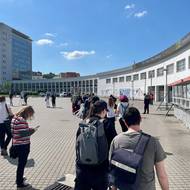 Mladí návštěvníci komiksového festivalu Anime Fest schytali od odpůrců sněmu nadávky. 