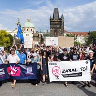 „Oto, zabal to,“ vzkazuje dav, který se přišel postavit za veřejnoprávní média.