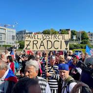 Lidé protestují proti sněmu sudetských Němců v Brně. 