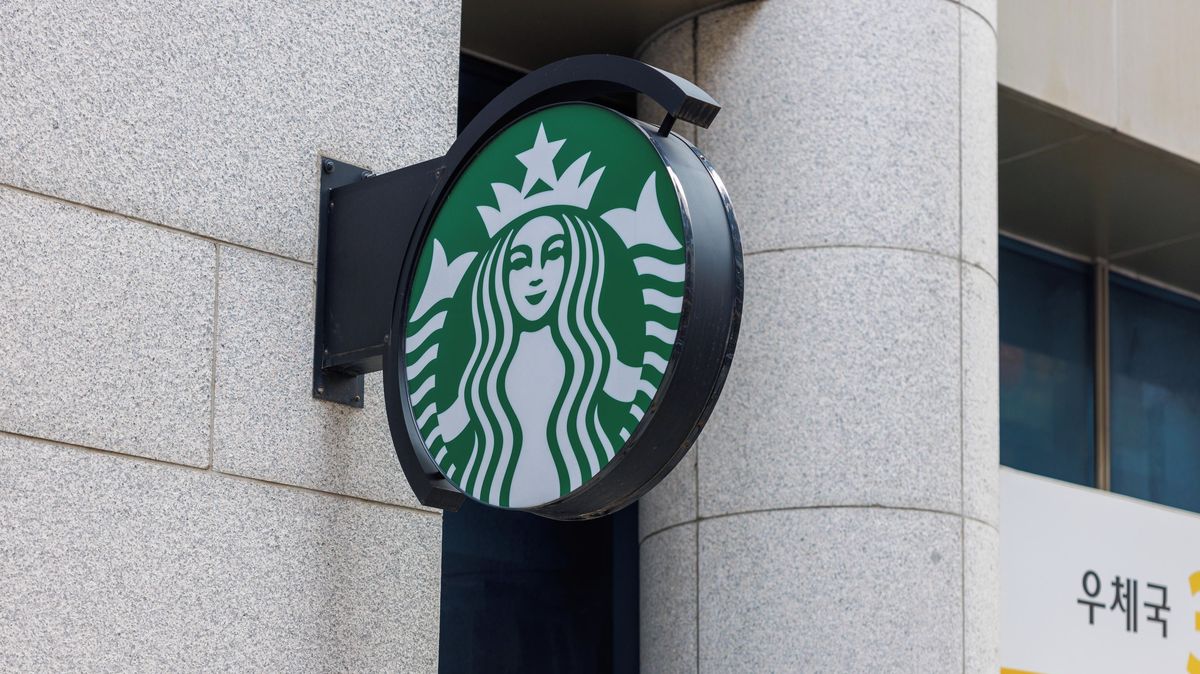 Reklamní kampaň jihokorejského Starbucksu připomínala masakr, lidé jej bojkotují