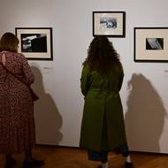 Snímek z vernisáže výstavy fotografií Milana Pitlacha v ostravské Galerii výtvarného umění.