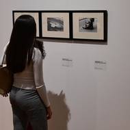 Snímek z vernisáže výstavy fotografií Milana Pitlacha v ostravské Galerii výtvarného umění.