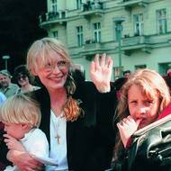 Další hvězdou ročníku 1995 byla Mia Farrow, hvězda filmů Woodyho Allena a jeho někdejší partnerka. Než přicestovala do Varů, setkala se v hradčanské hospůdce U Tří králů s Václavem Havlem. Hlava státu jí darovala své knihy.