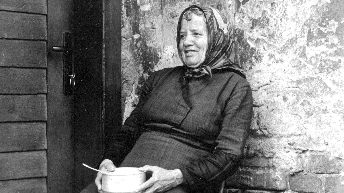 Smutné kulisy 70. let. Fotograf zachytil zničenou krajinu i lhostejnost lidí